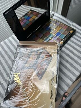 Dana Ashley Multicolor Eyeshadow Palette - Vibrant Color Collection